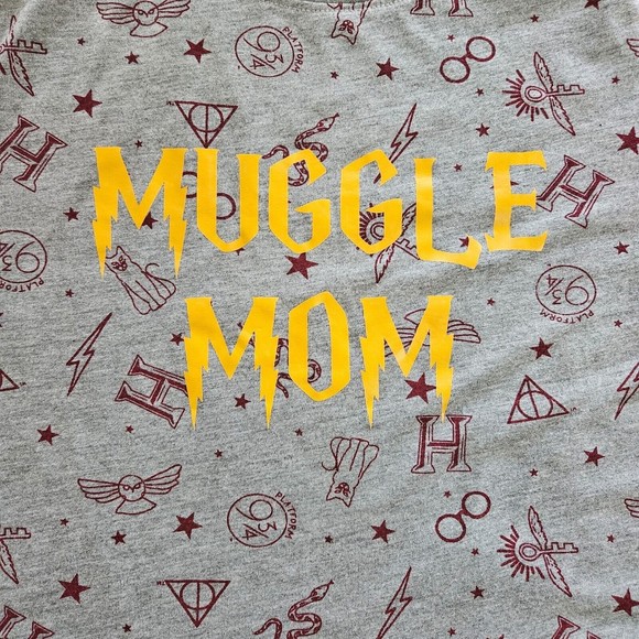 Womens Harry Potter Muggle Mom T-Shirt Gray Patterned Size XS Hogwarts 9 3/4 - Picture 2 of 4
